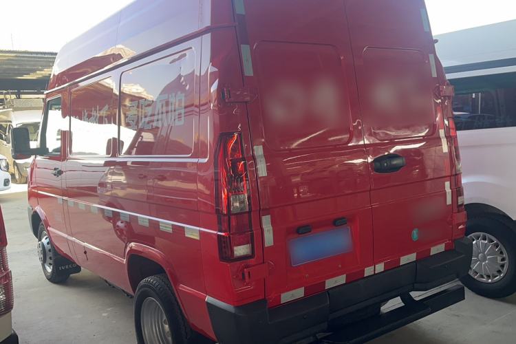 Used Iveco Daily 2023 2.8T V35 Van Short Wheelbase Mid-Roof Design Dual Tires Side-Swing Doors 2-3 Seater Exterior 5
