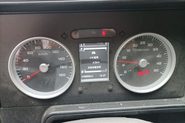 Used Iveco Daily 2023 2.5T A35M1 Short Wheelbase Mid-Roof Dual Tire Side-Sliding Doors 5–9 Seats Instrument Cluster