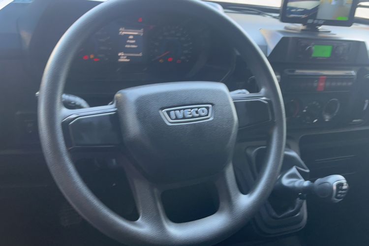 Used Iveco Daily 2023 2.8T V35 Van Short Wheelbase Mid-Roof Design Dual Tires Side-Swing Doors 2-3 Seater Steering Wheel