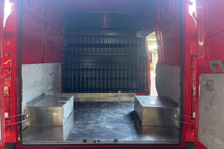 Used Iveco Daily 2023 2.8T V35 Van Short Wheelbase Mid-Roof Design Dual Tires Side-Swing Doors 2-3 Seater Trunk
