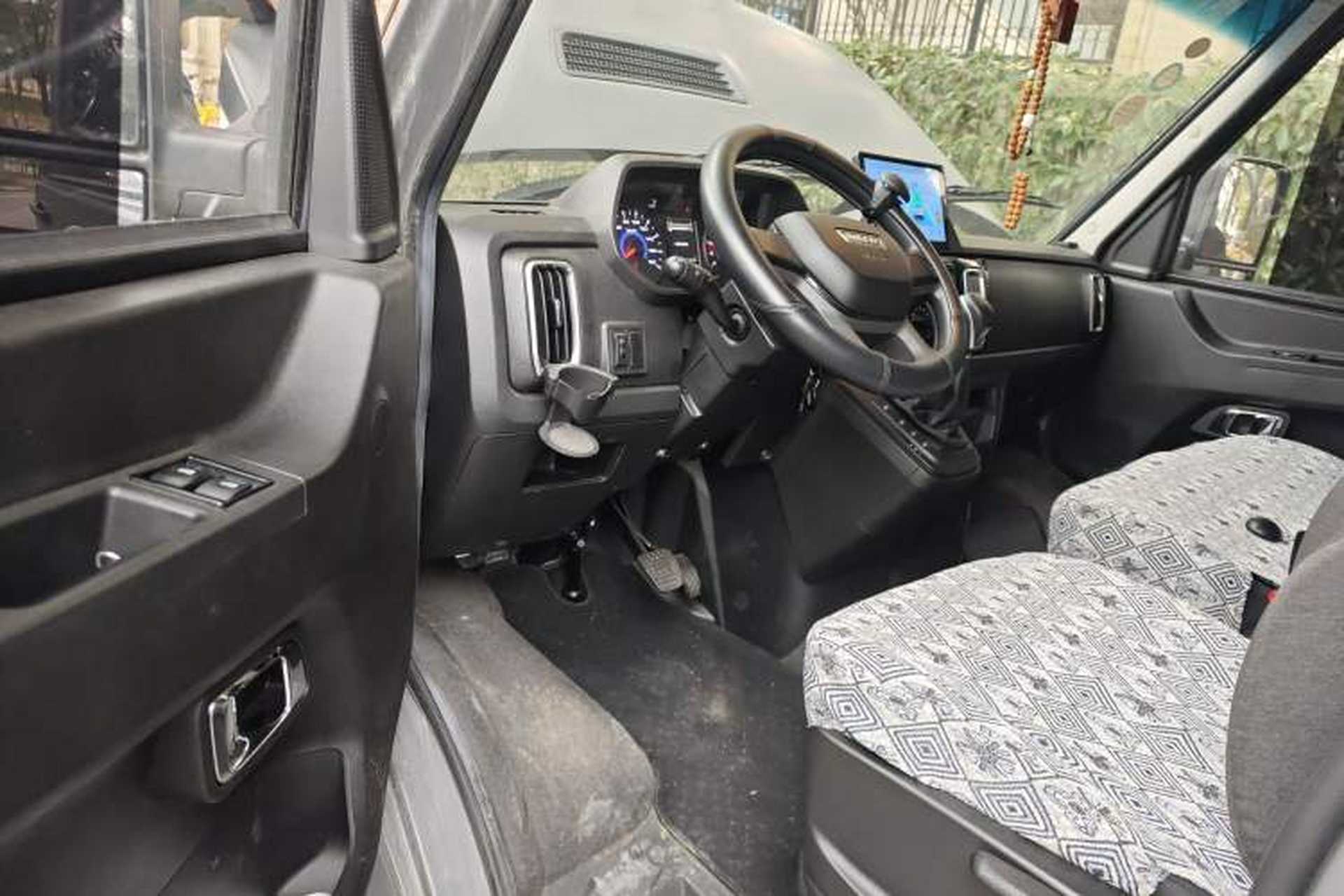 Used Iveco Daily 2023 2.5T A35M1 Multi-Purpose Passenger Vehicle Short Wheelbase Low Roof Single Tire Manual Transmission with Automatic Option Driver Seat