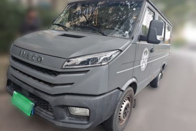 Used Iveco Daily 2023 2.5T A35M1 Multi-Purpose Passenger Vehicle Short Wheelbase Low Roof Single Tire Manual Transmission with Automatic Option