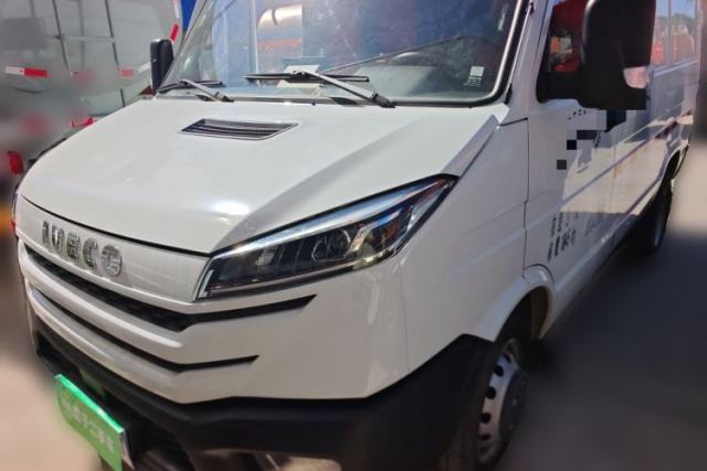 Used Iveco Daily 2023 2.5T V35 Van Short Wheelbase Mid-Roof Design Dual Tires Side-Swing Doors 2-3 Seater