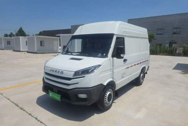 Used Iveco Daily 2023 2.5T V35 Van Short Wheelbase Mid-Roof Single-Tire Manual Door – 2-3 Seater