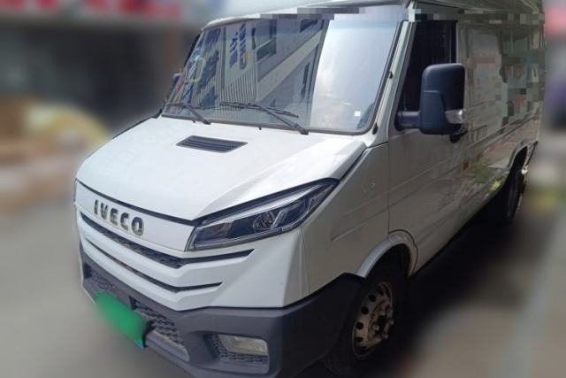 Used Iveco Daily 2023 2.5T V35 Van Short Wheelbase Mid-Roof Dual Tires Manual Door 2-3 Seater