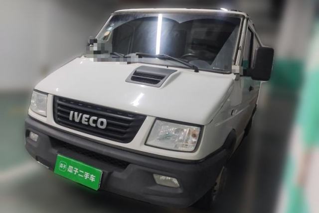 Used Iveco Daily 2023 2.5T V35 Van Short Wheelbase Low Roof Dual Tires Manual Doors 2-3 Seater