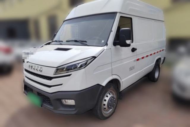 Used Iveco Daily 2023 2.5T V35 Van Short Wheelbase Mid-Roof Design Dual Tires Side-Swing Doors 2-3 Seater
