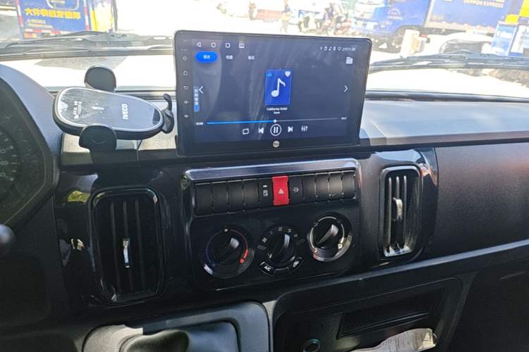 Used Iveco Daily 2023 2.5T A37M1 Long Wheelbase Mid-Roof Dual-Tire Side-Sliding Doors 5-9 Seats Audio And AC Panel