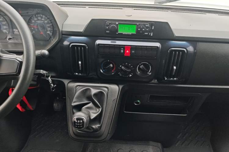 Used Iveco Daily 2023 2.5T A35M1 Short Wheelbase Mid-Roof Dual Tire Side-Sliding Doors 5–9 Seats Audio And AC Panel