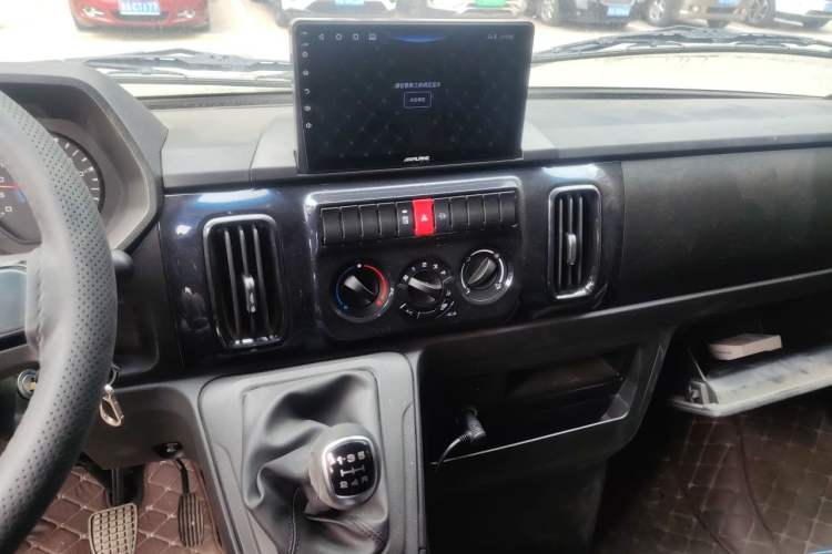 Used Iveco Daily 2023 2.5T A35M1 Short Wheelbase Mid-Height Single-Tire Manual Door – 5 to 9 Seats Audio And AC Panel