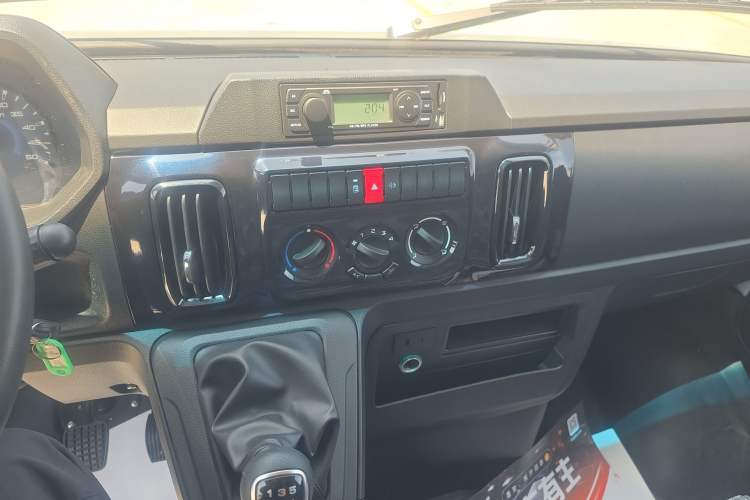 Used Iveco Daily 2023 2.5T V35 Van Short Wheelbase Mid-Roof Single-Tire Manual Door – 2-3 Seater Audio And AC Panel