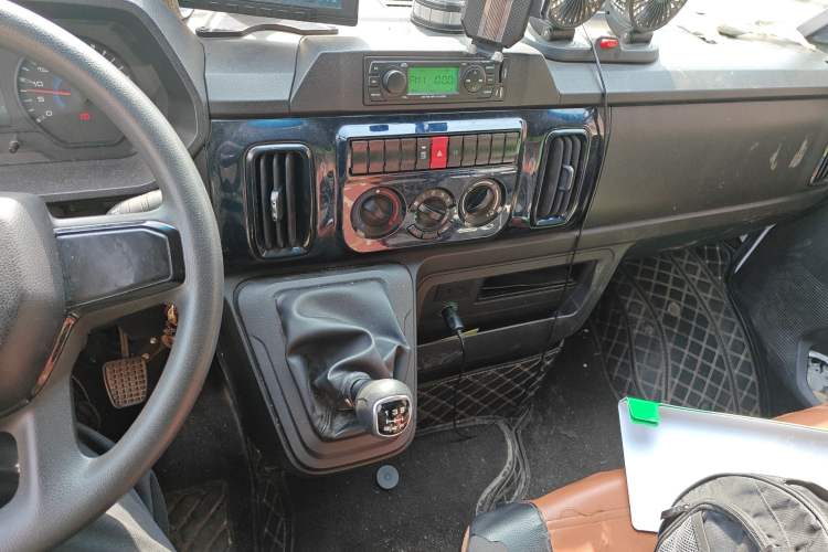 Used Iveco Daily 2023 2.5T V37 Van Long Wheelbase Mid-Roof Design Dual Tires Side-Swing Doors 2-3 Seater Audio And AC Panel