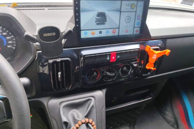 Used Iveco Daily 2023 2.5T A37M1 Long Wheelbase Mid-Roof Dual-Tire Side-Sliding Doors 5-9 Seats Audio And AC Panel