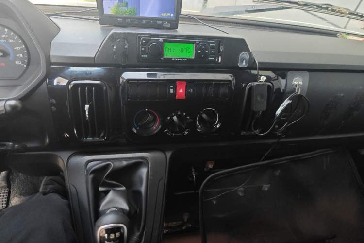 Used Iveco Daily 2023 2.5T A37M1 Long Wheelbase Mid-Height Dual-Tire Side-Sliding Doors 5–9 Seats Audio And AC Panel