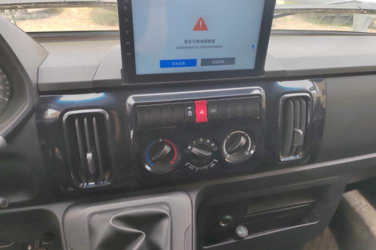Used Iveco Daily 2023 2.5T V35 Van Short Wheelbase Mid-Roof Design Dual Tires Side-Swing Doors 2-3 Seater Audio And AC Panel