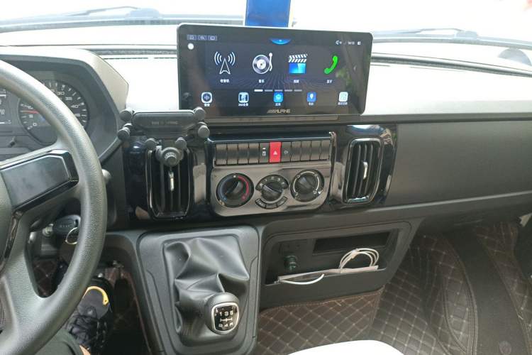 Used Iveco Daily 2023 2.5T A35M1 Short Wheelbase Mid-Height Dual-Tire Manual Door 5-9 Seater Audio And AC Panel