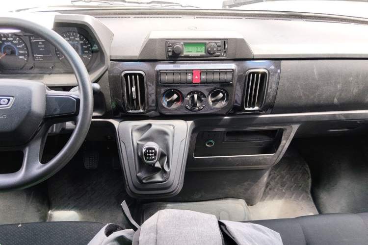 Used Iveco Daily 2023 2.5T A35M1 Short Wheelbase Low-Roof Single-Tire Side-Sliding Door 5-9 Seats Audio And AC Panel