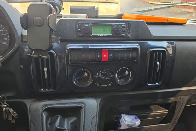 Used Iveco Daily 2023 2.5T A35M1 Short Wheelbase Mid-Height Dual-Tire Manual Door 5-9 Seater Audio And AC Panel