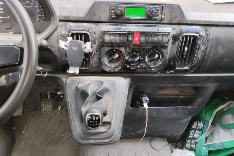Used Iveco Daily 2023 2.5T V40 Van Long Wheelbase Mid-Roof Design Dual Tires Side-Swing Doors 2-3 Seater Audio And AC Panel