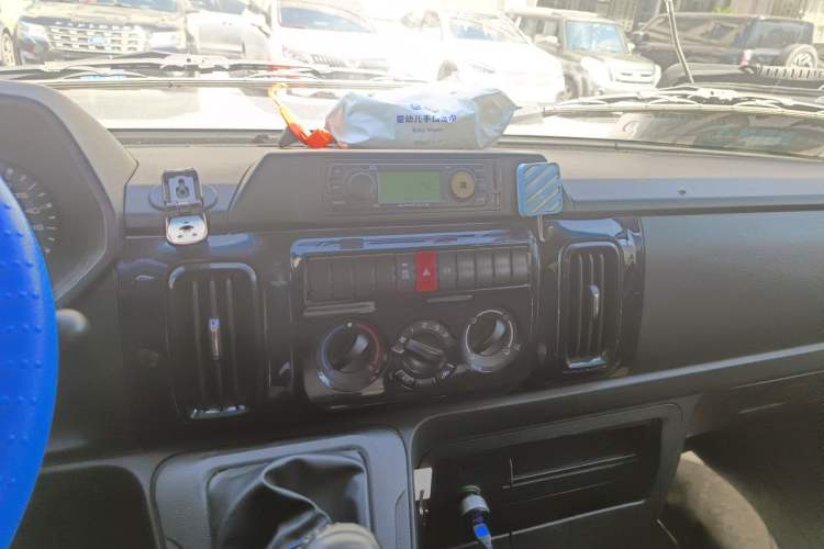Used Iveco Daily 2023 2.5T A37M1 Long Wheelbase Mid-Roof Dual-Tire Manual-Shift 5-9 Seater Audio And AC Panel