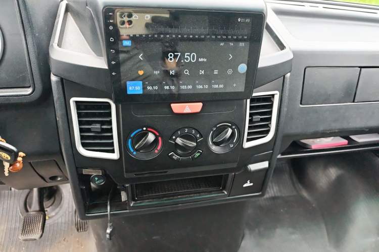 Used Iveco Daily 2023 2.5T V40 Van Long Wheelbase Mid-Roof Design Dual Tires Side-Swing Doors 2-3 Seater Audio And AC Panel