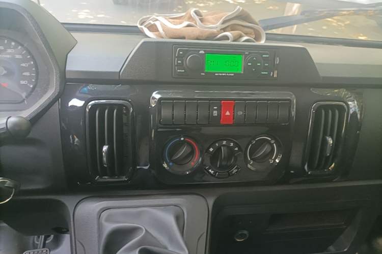 Used Iveco Daily 2023 2.8T V35 Van Short Wheelbase Mid-Roof Design Dual Tires Side-Swing Doors 2-3 Seater Audio And AC Panel