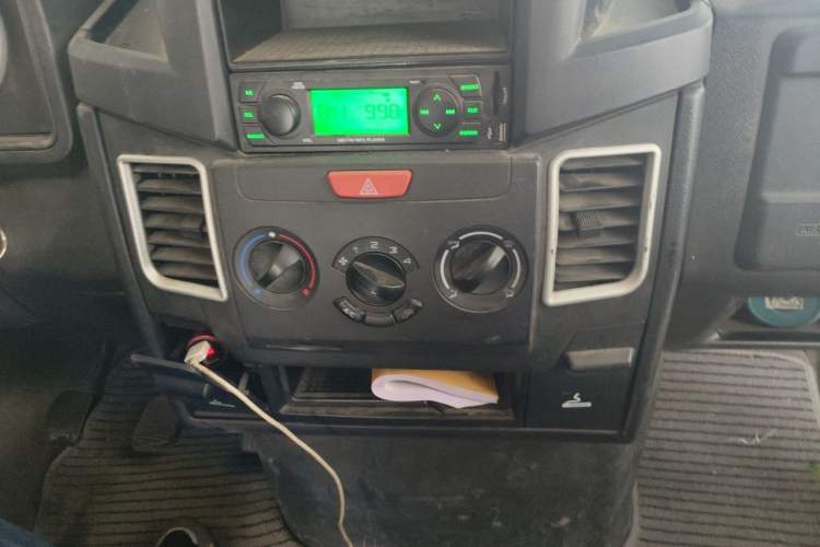 Used Iveco Daily 2023 2.5T A37M1 Long Wheelbase Mid-Height Dual-Tire Side-Sliding Doors 5–9 Seats Audio And AC Panel