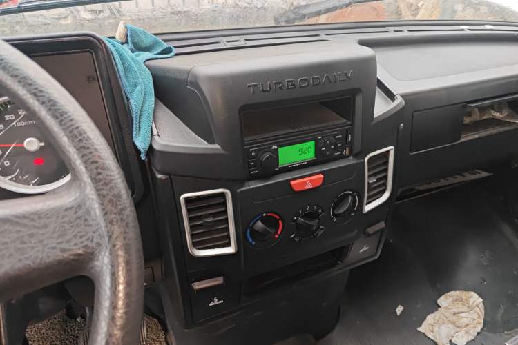 Used Iveco Daily 2023 2.5T V40 Van Long Wheelbase Mid-Roof Design Dual Tires Side-Swing Doors 2-3 Seater Audio And AC Panel