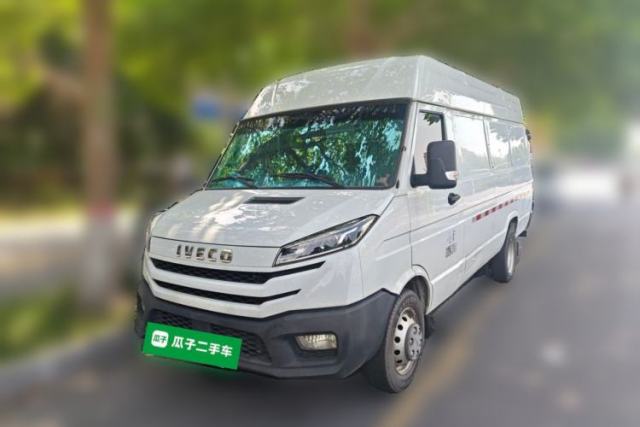 Used Iveco Daily 2023 2.5T V40 Van Long Wheelbase Mid-Roof Design Dual Tires Side-Swing Doors 2-3 Seater