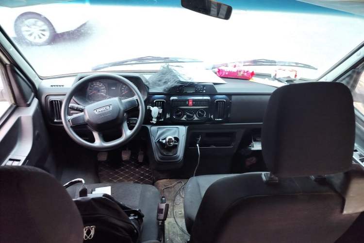 Used Iveco Daily 2023 2.5T A37M1 Long Wheelbase Mid-Height Dual-Tire Side-Sliding Doors 5–9 Seats Center Console