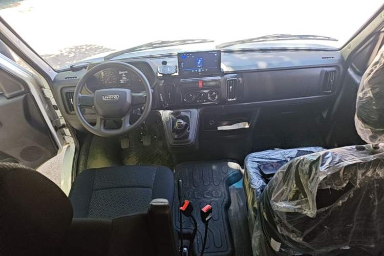Used Iveco Daily 2023 2.5T A37M1 Long Wheelbase Mid-Roof Dual-Tire Side-Sliding Doors 5-9 Seats Center Console