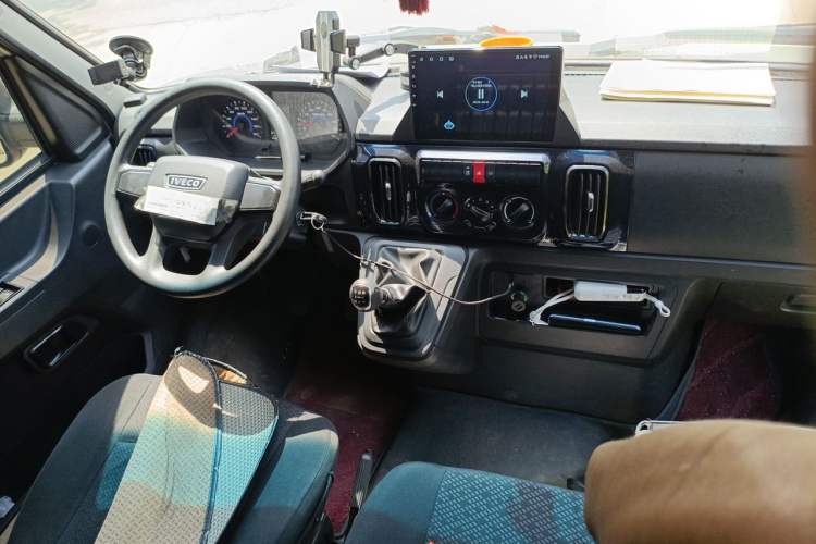 Used Iveco Daily 2023 2.8T V37 Van Long Wheelbase Mid-Roof Dual Tires Manual Doors 2-3 Seater Center Console