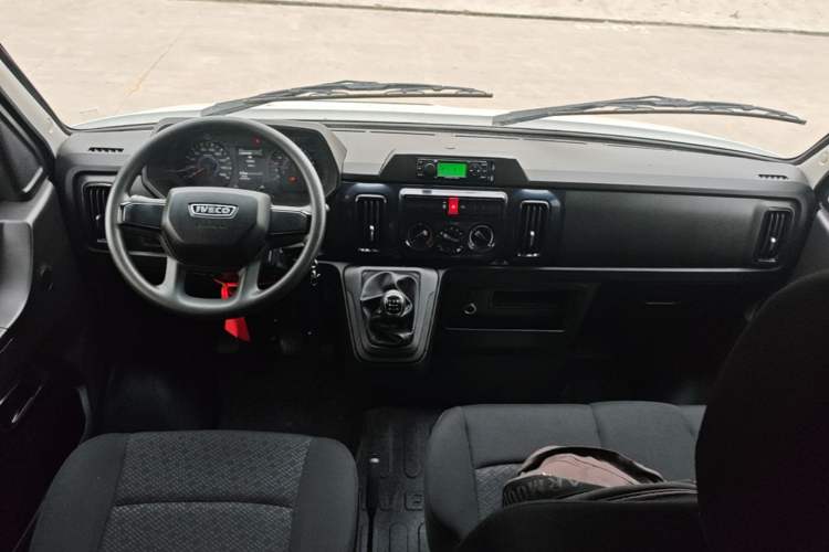 Used Iveco Daily 2023 2.5T A35M1 Short Wheelbase Mid-Roof Dual Tire Side-Sliding Doors 5–9 Seats Center Console