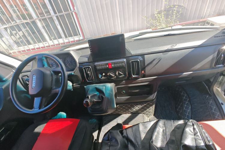 Used Iveco Daily 2023 2.5T V35 Van Short Wheelbase Mid-Roof Design Dual Tires Side-Swing Doors 2-3 Seater Center Console