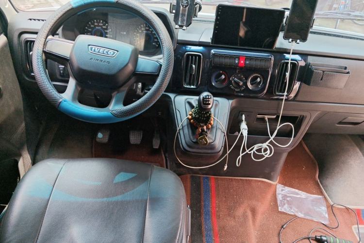 Used Iveco Daily 2023 2.5T A35M1 Short Wheelbase Mid-Height Single-Tire Manual Door – 5 to 9 Seats Center Console