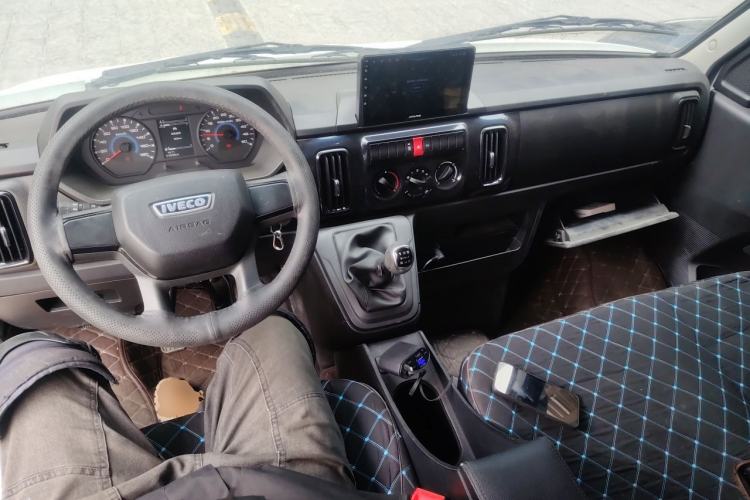 Used Iveco Daily 2023 2.5T A35M1 Short Wheelbase Mid-Height Single-Tire Manual Door – 5 to 9 Seats Center Console