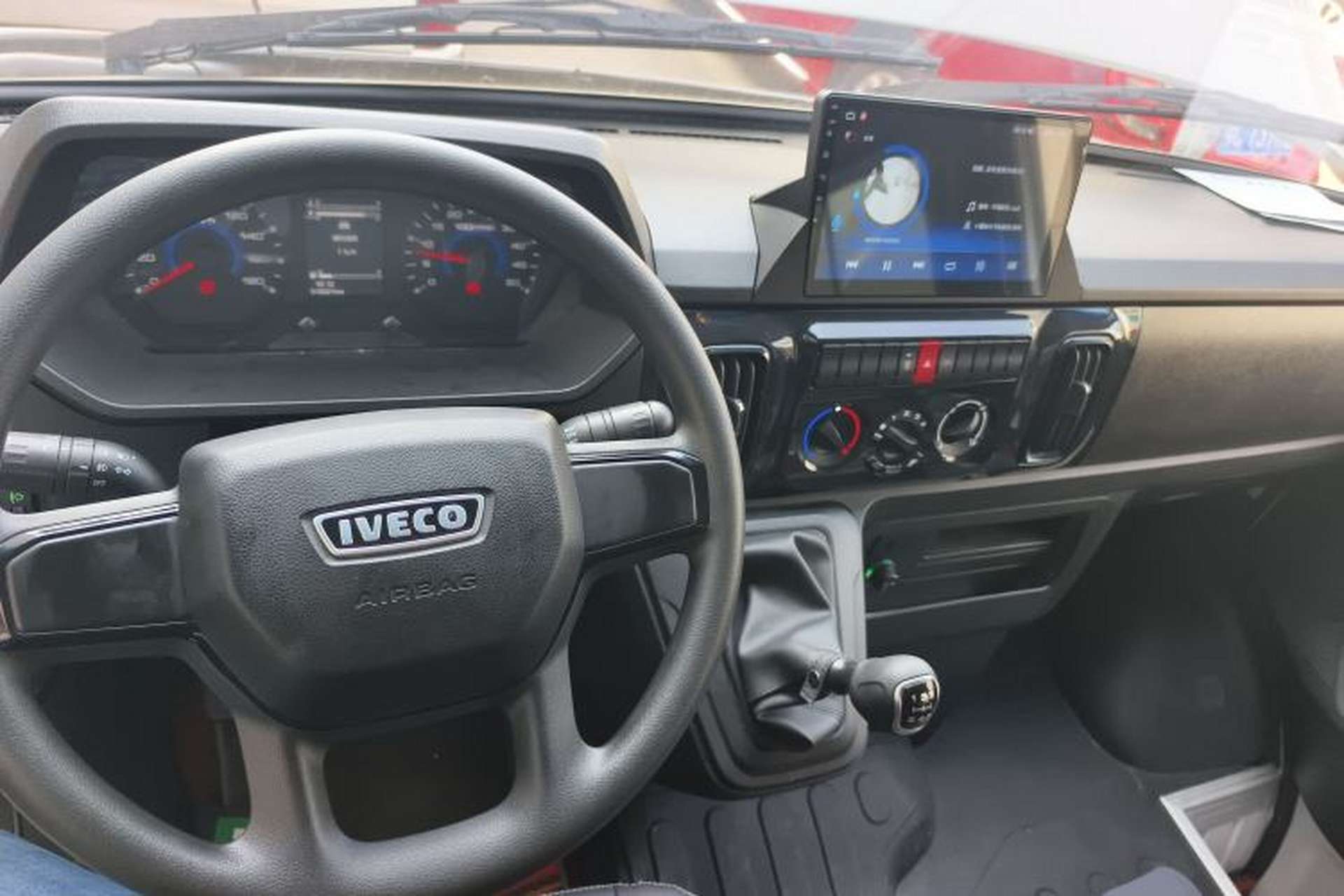 Used Iveco Daily 2023 2.5T A35M1 Short Wheelbase Low-Roof Single-Tire Side-Sliding Door 5-9 Seater Center Console