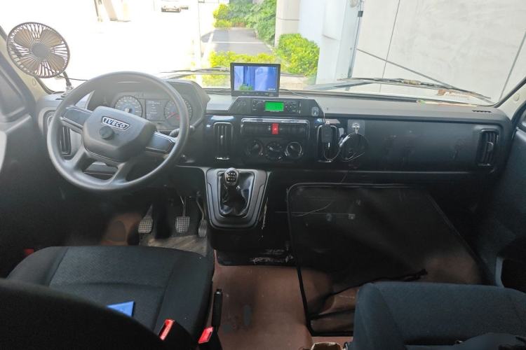 Used Iveco Daily 2023 2.5T A37M1 Long Wheelbase Mid-Height Dual-Tire Side-Sliding Doors 5–9 Seats Center Console