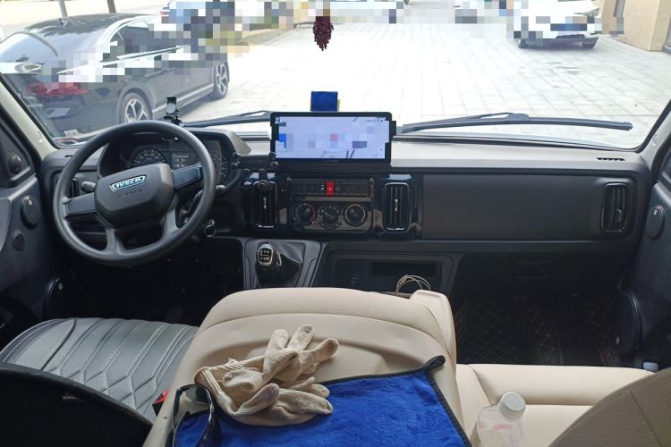 Used Iveco Daily 2023 2.5T A35M1 Short Wheelbase Mid-Height Dual-Tire Manual Door 5-9 Seater Center Console
