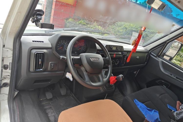 Used Iveco Daily 2023 2.5T A35M1 Short Wheelbase Mid-Height Single-Tire Side-Sliding Door 5–9 Seats Center Console