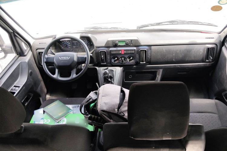 Used Iveco Daily 2023 2.5T A35M1 Short Wheelbase Low-Roof Single-Tire Side-Sliding Door 5-9 Seats Center Console