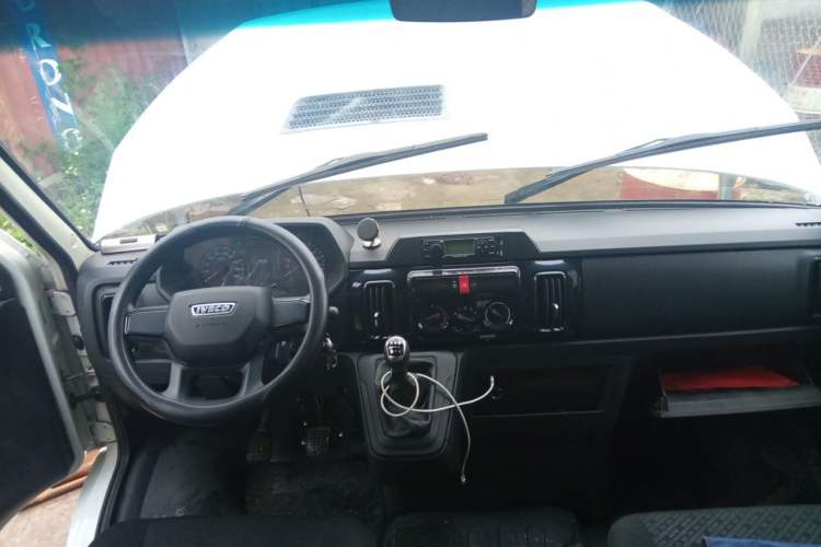 Used Iveco Daily 2023 2.5T A37M1 Long Wheelbase Mid-Roof Dual-Tire Side-Sliding Doors 5-9 Seats Center Console