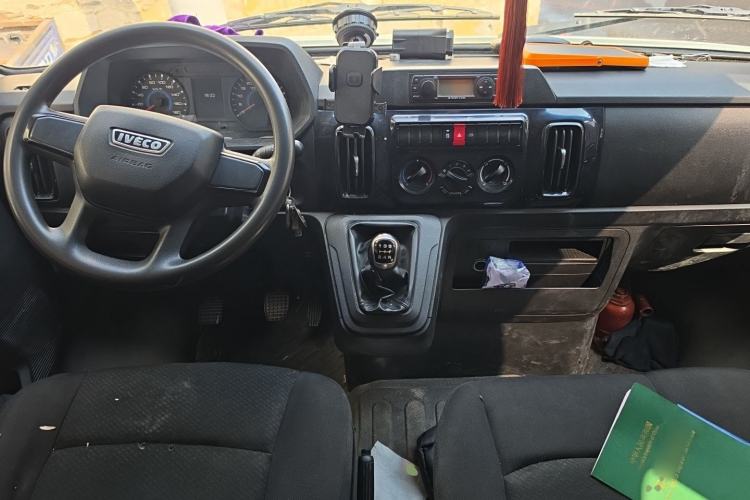 Used Iveco Daily 2023 2.5T A35M1 Short Wheelbase Mid-Height Dual-Tire Manual Door 5-9 Seater Center Console