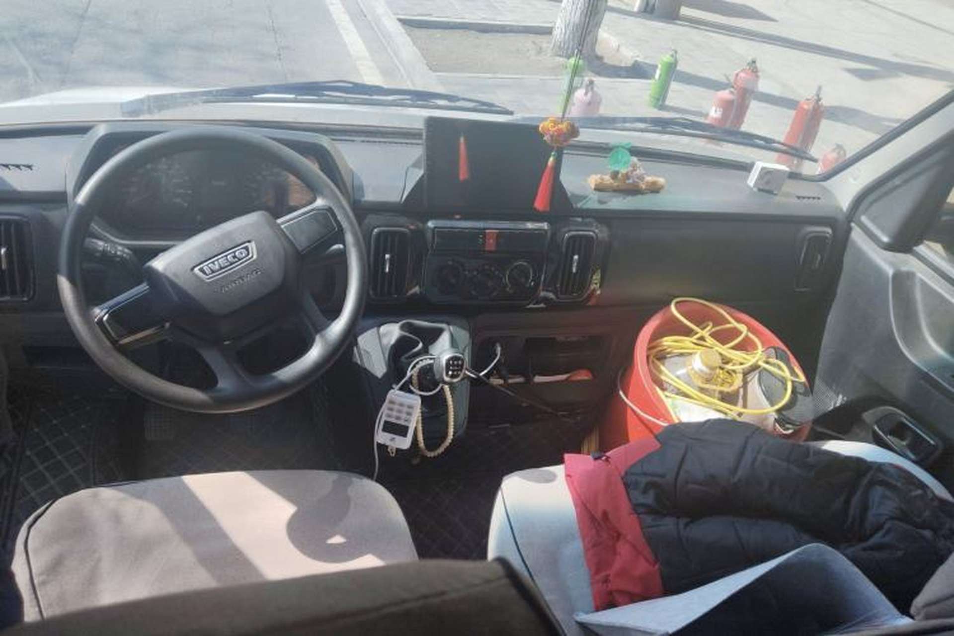 Used Iveco Daily 2023 2.5T A35M1 Short Wheelbase Low-Roof Single-Tire Side-Sliding Door 5-9 Seater Center Console