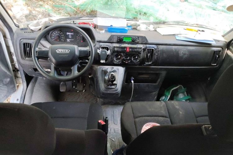 Used Iveco Daily 2023 2.5T V40 Van Long Wheelbase Mid-Roof Design Dual Tires Side-Swing Doors 2-3 Seater Center Console