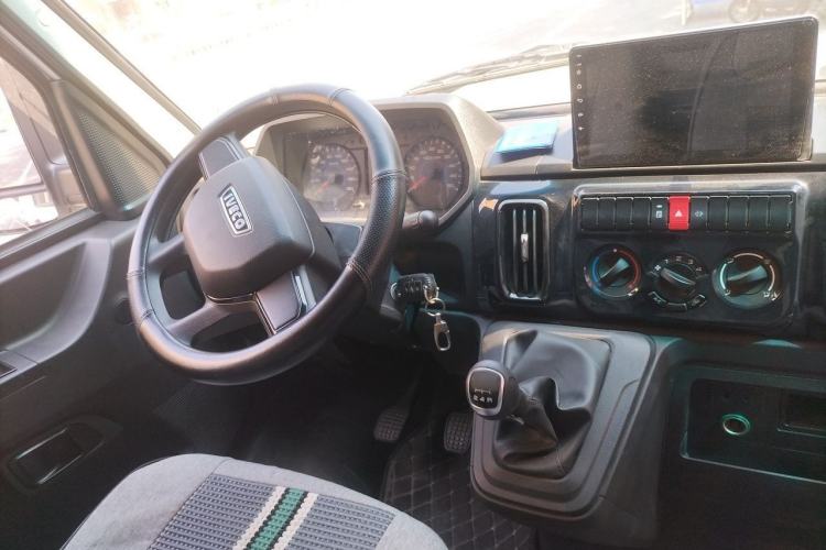 Used Iveco Daily 2023 2.5T V37 Van Long Wheelbase Mid-Roof Design Dual Tires Side-Swing Doors 2-3 Seater Center Console