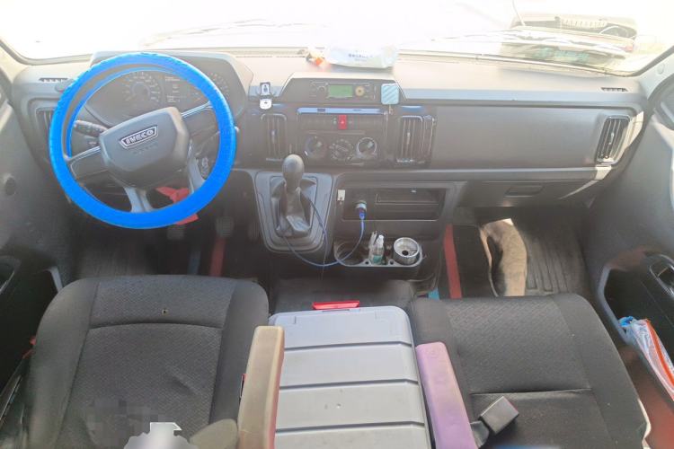 Used Iveco Daily 2023 2.5T A37M1 Long Wheelbase Mid-Roof Dual-Tire Manual-Shift 5-9 Seater Center Console