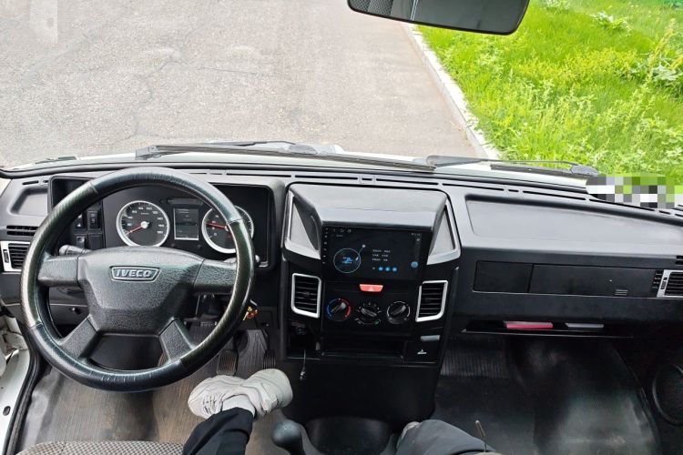 Used Iveco Daily 2023 2.5T V40 Van Long Wheelbase Mid-Roof Design Dual Tires Side-Swing Doors 2-3 Seater Center Console