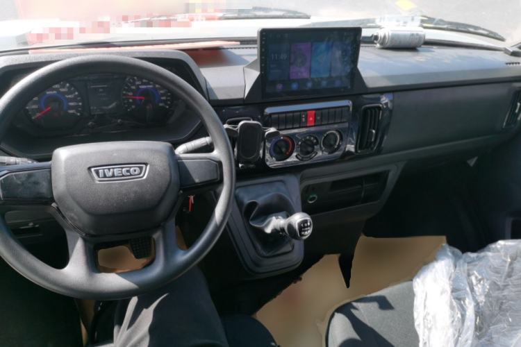 Used Iveco Daily 2023 2.8T V37 Van Long Wheelbase Mid-Roof Dual Tires Manual Doors 2-3 Seater Center Console