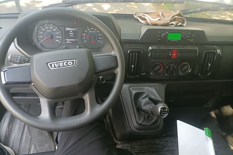 Used Iveco Daily 2023 2.8T V35 Van Short Wheelbase Mid-Roof Design Dual Tires Side-Swing Doors 2-3 Seater Center Console